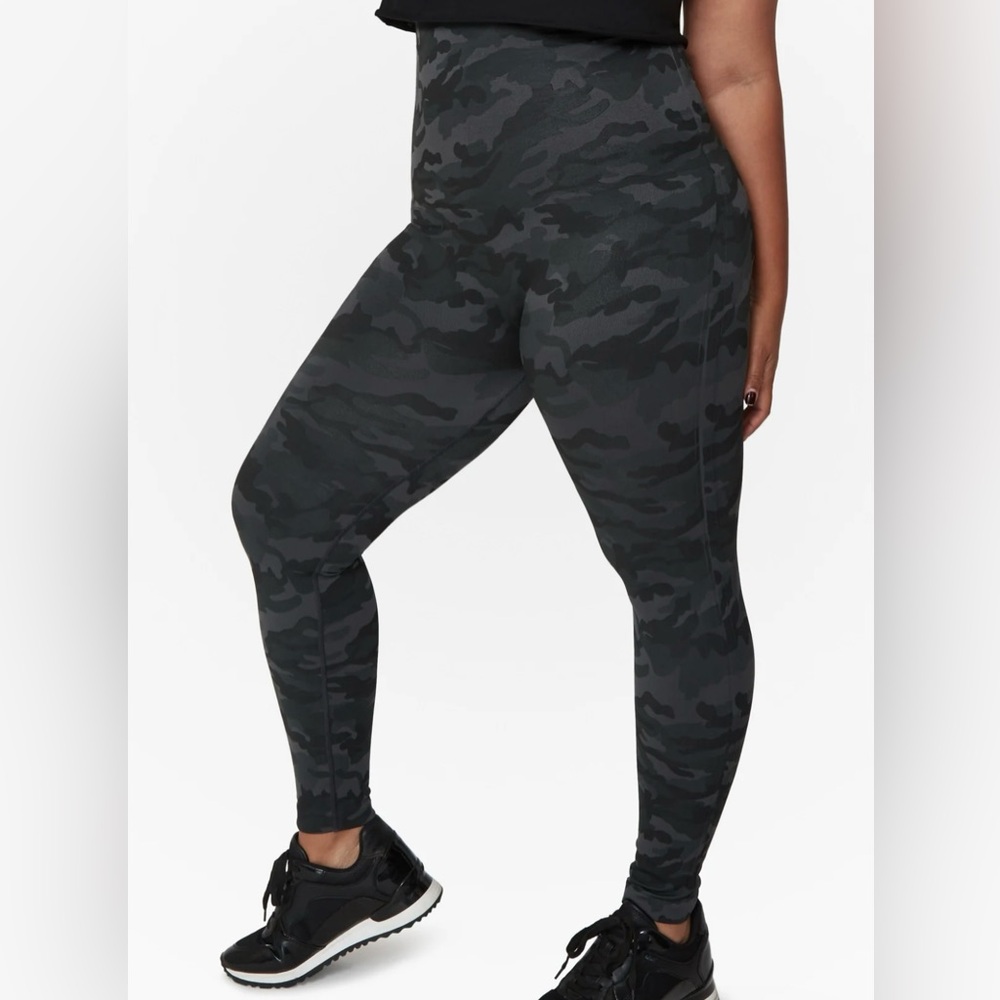 Belly Bandit Mother Tucker® Compression Postpartum Leggings 

Size M

Black camo